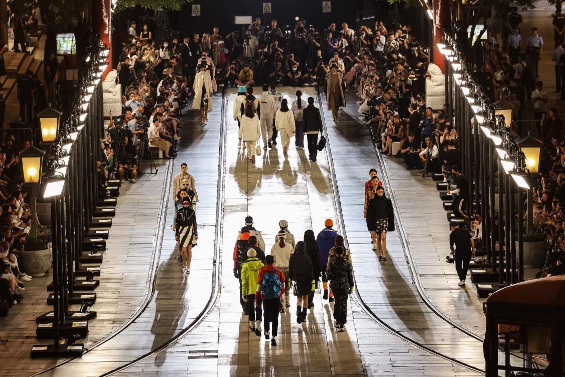 蓄势首都时尚产业的星汉灿烂  ——SS2024北京时装周开幕盛典“点亮中轴线”