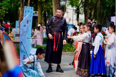 沉浸式古风《论语》游园会在孔子文化公园举行