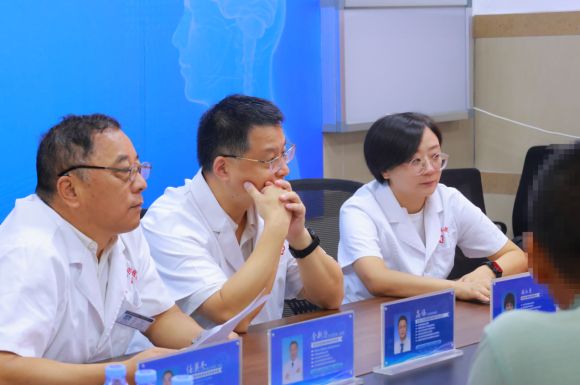 【独家报道】北京大学首钢医院高伟教授会诊圆满结束，助力癫康携手同行！